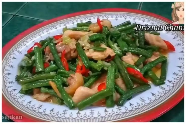 Ternyata tidak perlu mendidih terlebih dahulu, trik ini sehingga kacang tumis panjang biasanya hijau dan baru