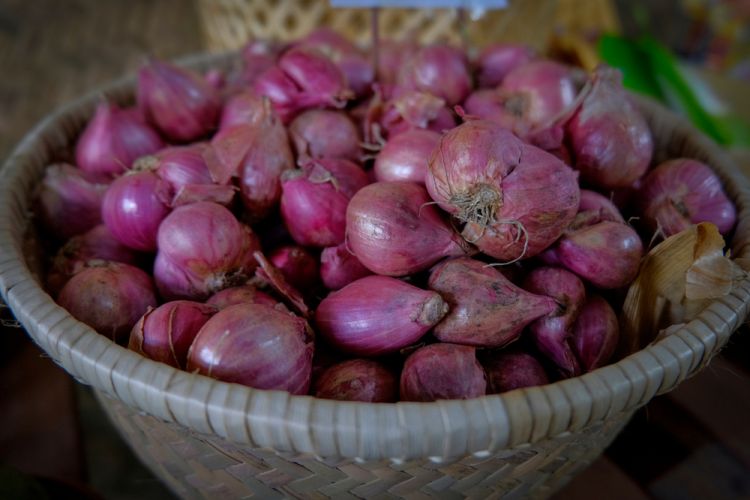 Apakah bebas dari mata di mata saat iris bawang? Sekarang coba lakukan ini sebelum memasak